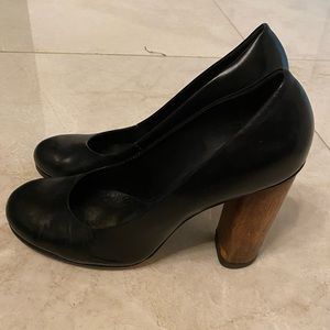 Tory Burch black round toe pumps